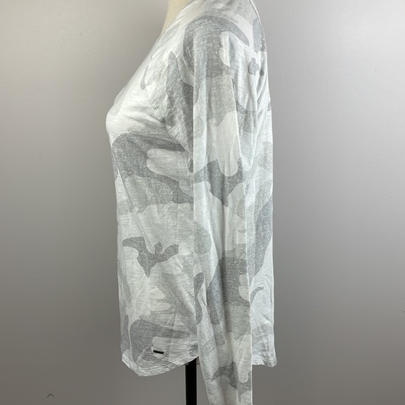 Hollister Must Have Collection M Long Sleeve Shirt White/Gray Soft and Comfy - Picture 7 of 10
